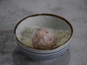再均匀裹上泡好的糯米