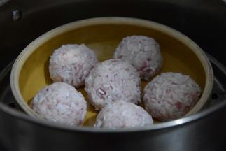 入蒸锅，大火烧开，改中火蒸半个小时