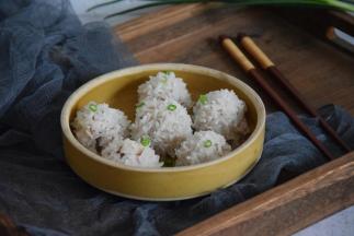 出锅，撒上少许葱花装饰即可