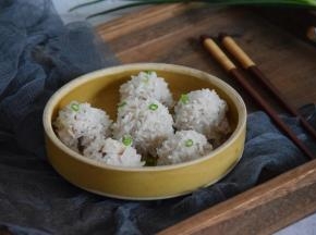 出锅，撒上少许葱花装饰即可
