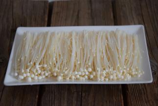 金针菇去蒂，洗净，撕成小块装碟备用