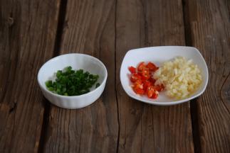 香葱切葱花，小红椒和蒜头切碎