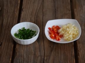 香葱切葱花，小红椒和蒜头切碎