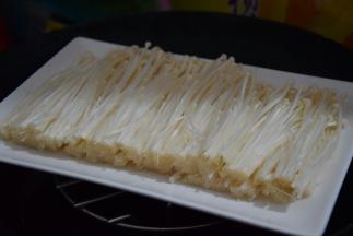 金针菇上锅大火蒸10分钟