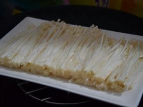 金针菇上锅大火蒸10分钟