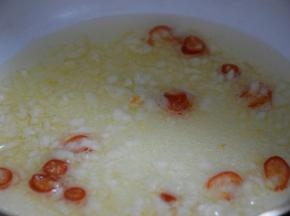 起锅热油，倒入小红椒和蒜碎炒香