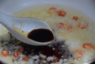 加入生抽拌匀即可