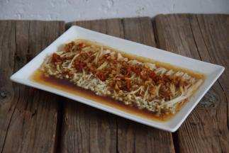 将调料淋在金针菇上