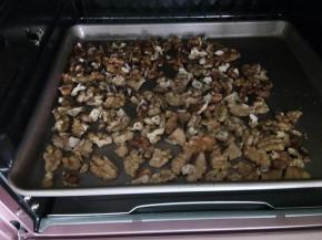 核桃掰成小点的块烤熟，我的烤箱是150℃烤十分钟差不多