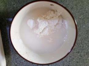 木薯粉加水拌匀备用