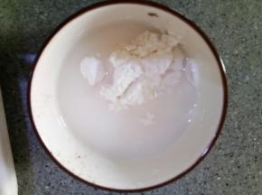 木薯粉加水拌匀备用