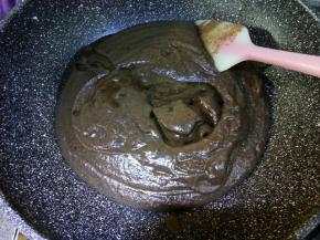 红枣和黑芝麻放入破壁机加少量水打成糊倒入不粘锅里，然后倒入麦芽糖，开中火煮开