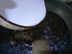 煮开以后放搅拌均匀的木薯淀粉水进去煮开