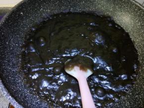 调小火，不断翻拌防止糊底