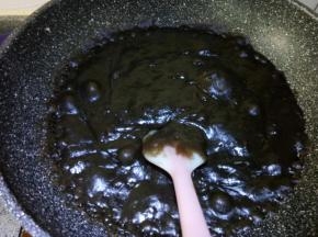 调小火，不断翻拌防止糊底
