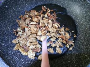 炒到抱团以后继续炒到用刮刀按压有弹性加入核桃