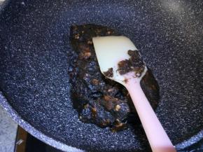 炒匀再继续炒一会儿到基本不沾刮刀即可出锅整形