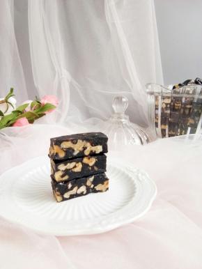 既可以美容健脑，又可以乌发养颜，一吃多得，美女们赶紧吃起来吧