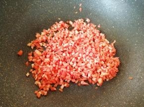 不粘锅内倒少许食用油(食用油只需要一点点，多了就捏不成饭团了)烧热，下入红萝卜翻炒均匀。