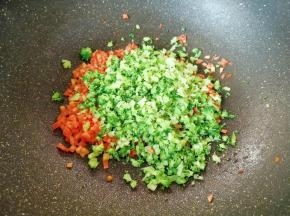 下入西兰花翻炒均匀。