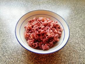 准备好杂粮饭(杂粮饭要温热的)。