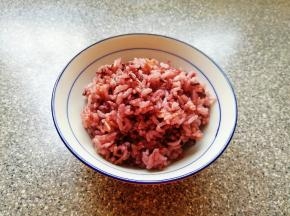准备好杂粮饭(杂粮饭要温热的)。