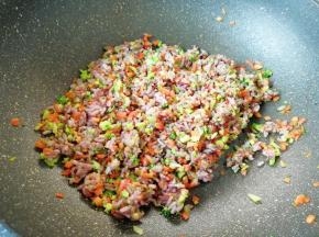 用铲子翻拌均匀。