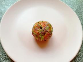 看，一个杂粮蔬菜饭团做好了。
