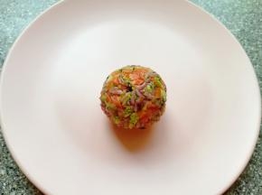 看，一个杂粮蔬菜饭团做好了。