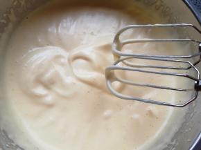 用电动打蛋器打发至，提起打蛋器随意画图案不易消失。