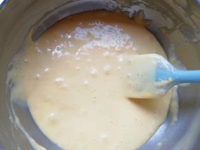 加入玉米油翻拌均匀。