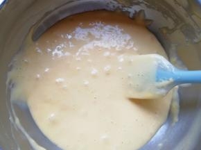 加入玉米油翻拌均匀。