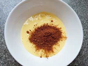 取50g翻拌好的蛋糊出来，加入可可粉翻拌均匀。