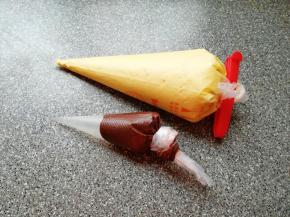 原味蛋糊和可可蛋糊分别装入裱花袋。 烤箱上下管165度预热。