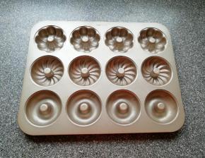 甜甜圈模具里面抹上一层黄油。