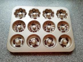 先随意挤入可可蛋糊。