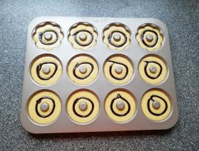 再挤入原味蛋糊，八分满即可，最后用可可蛋糊装饰。