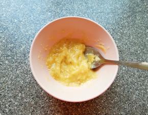 将香蕉用勺子压成泥状。