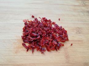 蔓越莓干先用清水冲洗一下，再用厨房用纸吸干水分切碎。