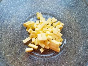 室温软化的黄油切成小丁放入盆里。