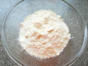 加入低筋面粉、细砂糖、盐和泡打粉混合均匀。