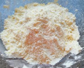 用手搓成颗粒状。