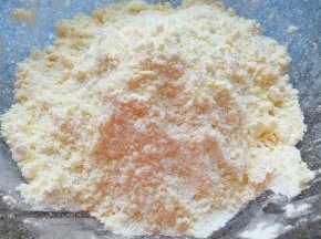 用手搓成颗粒状。