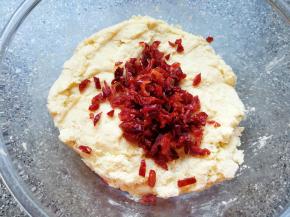 加牛奶翻拌成团，加入蔓越莓干。