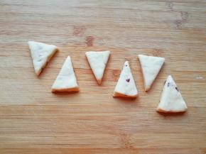 将面团擀成0.8cm左右的厚度，切成三角形。