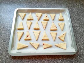 烤盘里铺上油纸，码入做好的司康。