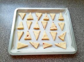 烤盘里铺上油纸，码入做好的司康。