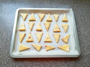 刷上一层蛋黄液。