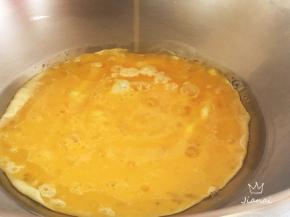 鸡蛋加入一克盐，五克花雕酒打散，油温八成热，撒入锅中，待蛋液凝固，快速打散，盛出备用。