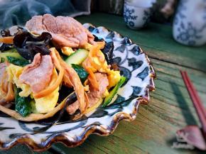 这道木须肉，没有加任何鸡精味精来提鲜，入口清香爽口，里脊肉经过腌制，入口嫩滑，黄花菜的香味及脆嫩的口感为这道菜增色不少。